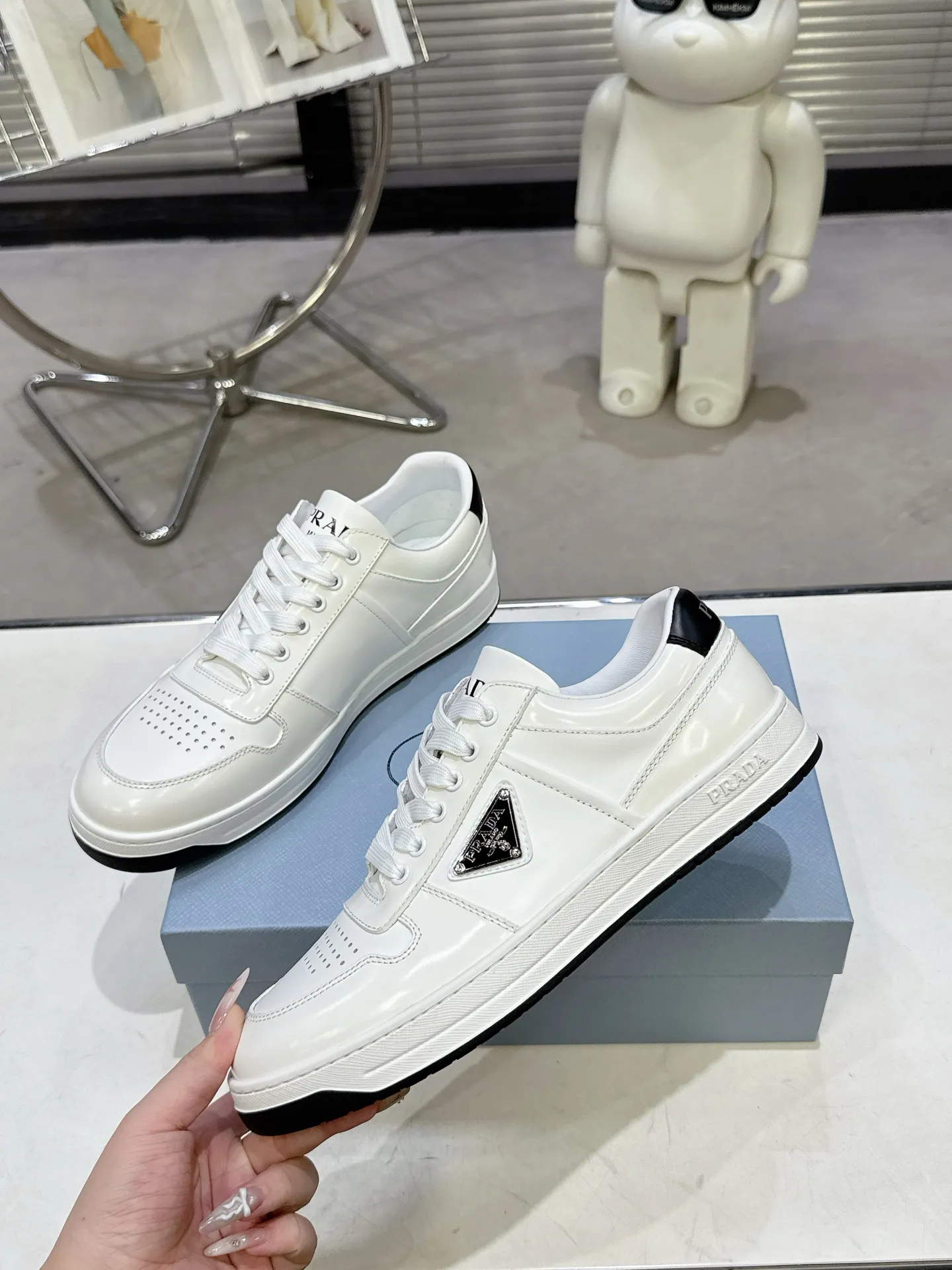 👟👟Ex-factory price 580👟👟 Couple style Prada Latest Downtown Bold series Triangle logo Casual sneakers White shoes Original purchase, development and production Downtown Bold sneakers are inspired by the basketball shoes of the 1980s, with a sporty design and exquisite details. Crafted from perforated leather, the statement platform sole provides a unique, modern style. The Prada logo is interpreted from different angles, decorated with the iconic enameled triangular metal logo, highlighting the unique classic style. Exquisite packaging at the delivery counter🛍📦 ▪️Fabric: Original custom imported first-layer cowhide ▪️Lining: Original imported soft sheepskin ▪️Outsole: Original open-molded rubber bottom material ▪️Size: Women's 35-40 Men's 39-45